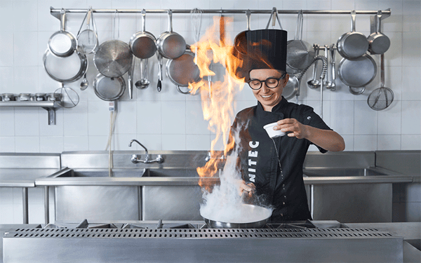 Aprende aquí las bases de la gastronomía, desde cuáles son los diferentes tipos de corte y los métodos de cocción hasta cómo presentar un platillo.