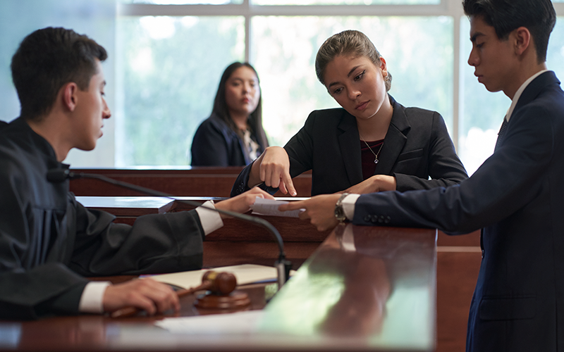 Alumnos de Derecho en la sala de juicios orales 