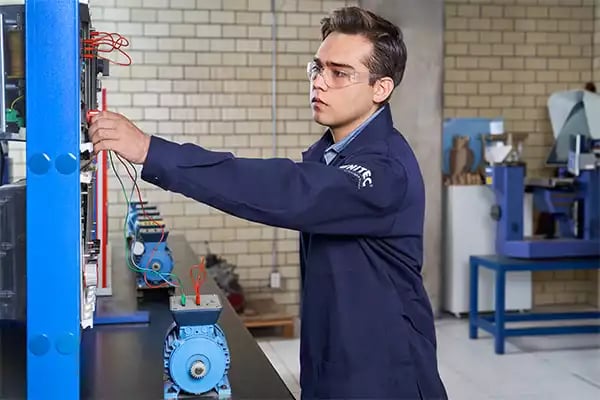 Estudiante de Ingeniería tomando clase dentro de las instalaciones