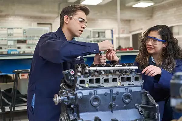 Si deseas conocer el funcionamiento de motores y transformadores, este espacio práctico te ayudará a esclarecer tus dudas y aplicar tus conocimientos.