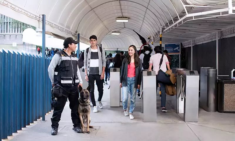 Estudiante de preparatoria en UNITEC sonriendo