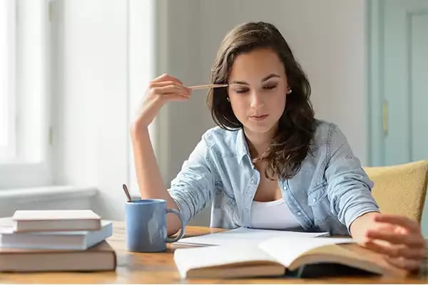 Estudiante leyendo información de UNITEC