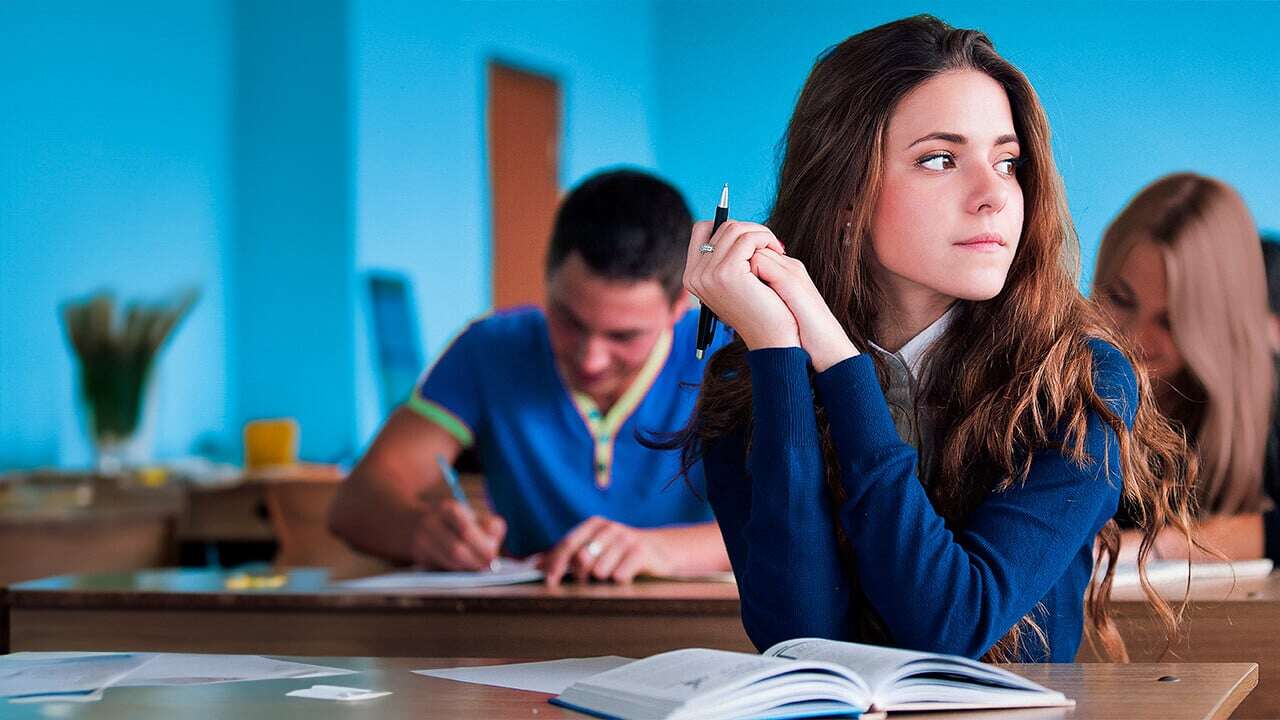 Alumna de preparatoria UNITEC en clases