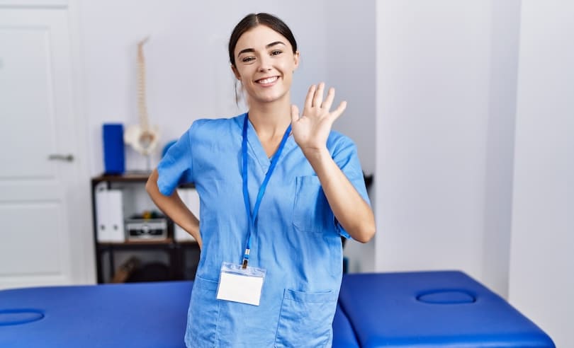 Estudiante de medicina en un consultorio saludando 