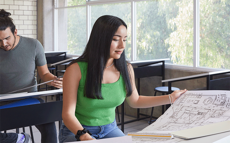 Alumna de Arquitectura utilizando el restirador en clase