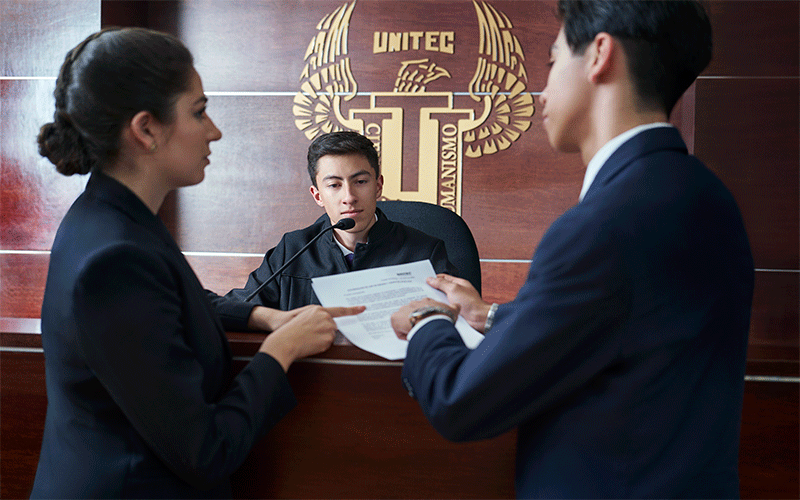 Estudiantes de Derecho en la sala de Juicios Orales