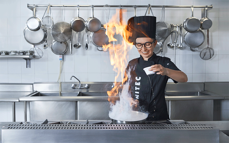 Chef cocinando dentro de las instalaciones de UNITEC 