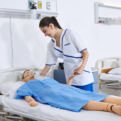 Estudiante de enfermería practicando en el hospital simulado