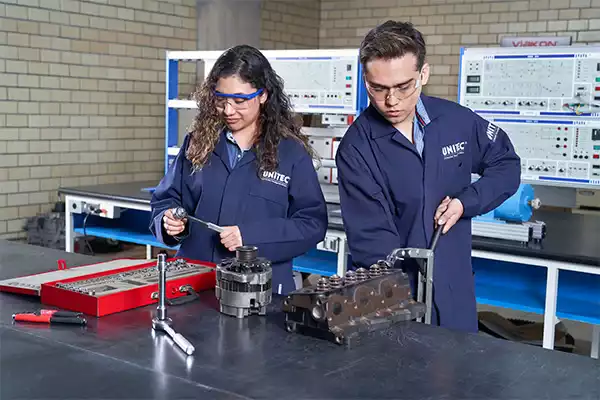 Dos alumnos de Ingeniería tomando clase