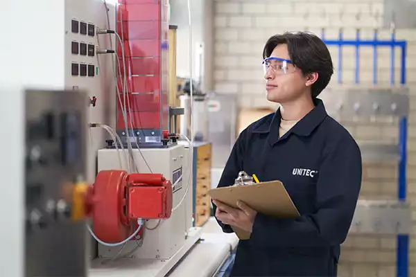 Estudiante de Ingeniería en las instalaciones de UNITEC