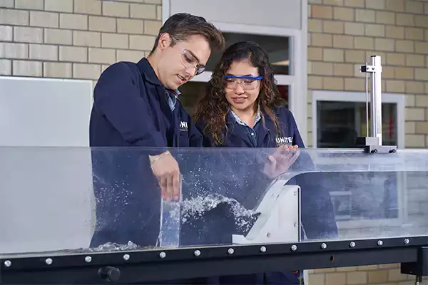 Dos alumnos utilizando el Laboratorio de Ingeniería Civil