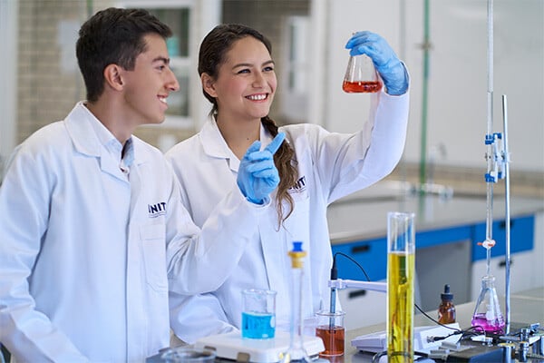 Dos alumnos en el laboratorio de química