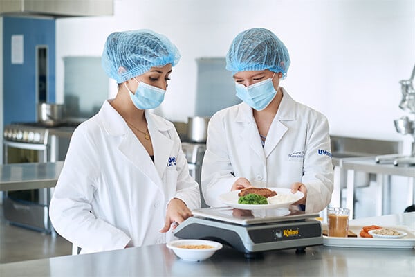 Dos alumnas en el laboratorio de Nutrición 